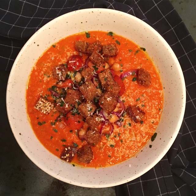 Hjemmelaget tomatsuppe med soltørket tomat, chorizo og hvitløkskrutonger