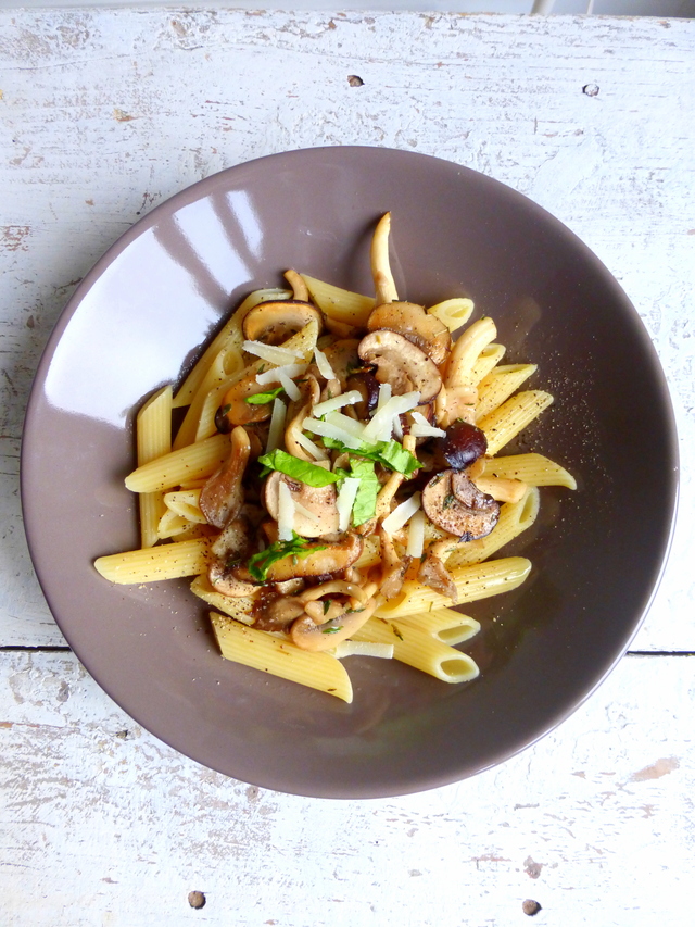 Pasta recept binnen 20 minuten: Penne met paddenstoelen, truffelolie en hüttenkäse