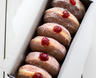 Gevulde donuts met aardbeienjam – recept