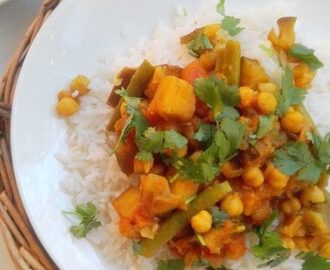 Indiase curry met aubergine, kikkererwten en sperziebonen