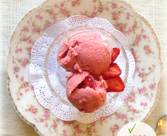 Thermomix dessert: Strawberry-Cardamom Frozen Yogurt