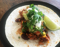 Taco met chili con carne en guacamole
