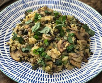 Vegetarisch recept: Orzo risotto met paddenstoelen - Familie over de kook