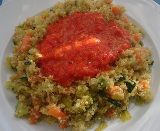 Quinoa con calabacín, ajo puerro y zanahoria en salsa de pimientos del piquillo