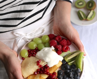 Śniadanie bez glutenu: naleśniki z owocami i otartą skórka z cytryny