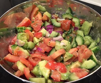 Avocado-Gurke-Tomaten Salat