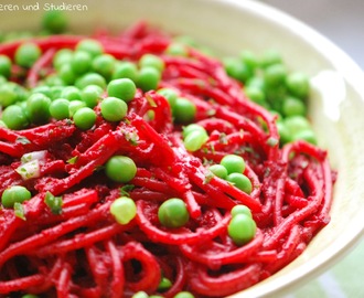 Spaghetti mit Rote Bete Pesto & Erbsen
