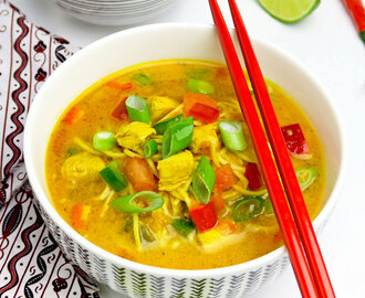 Thaise currysoep met noedels, kip en groenten