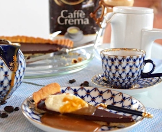 Schokoladen Tarte mit salziger Karamellsauce und Mascarpone-Vanille-Sahne - dazu Idee Kaffee - handgebrüht (Werbung)