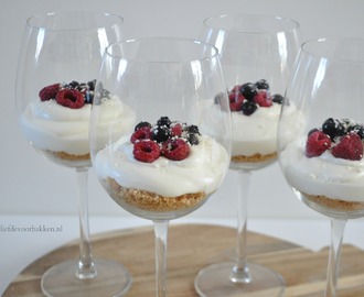 Witte chocolade cheesecake in een glas