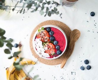 Smoothiebowl aus Früchten, Haferflocken und Chiasamen / fruity Smoothie Bowl with Oats and Chia Seeds #veganfoodlove
