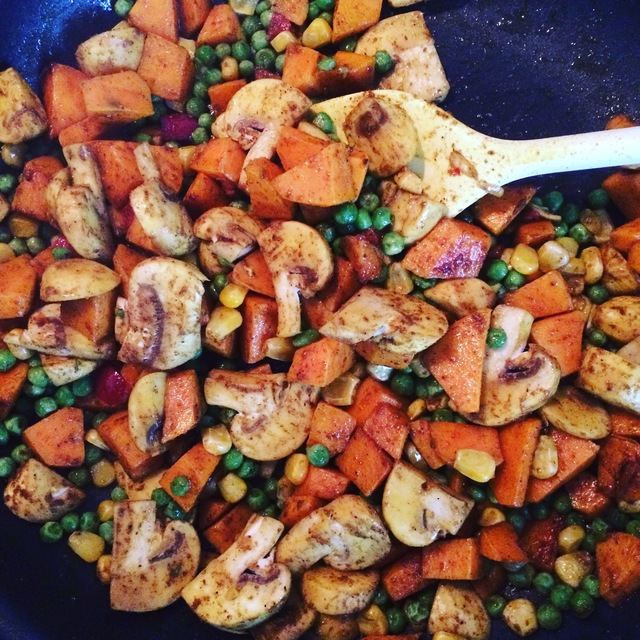 Recept: Vegetarische curry met zoete aardappel, doperwten en champignons