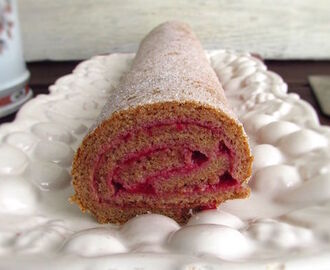 Cinnamon roll cake filled with strawberry cream