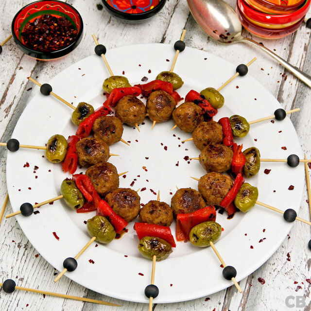 Spaanse spiesjes met gehaktballetjes, paprika en gegrilde olijven