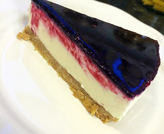Cheesecake med hallon/blåbär