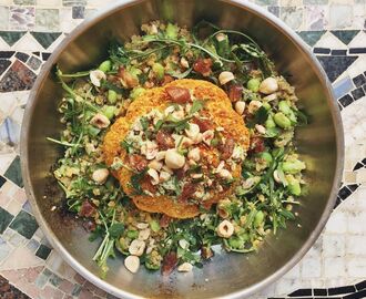 Helstekt blomkål med saffranssmör och sallad på quinoa, linser, dadlar och hasselnötter