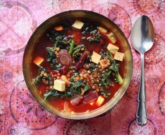 Rote Beete Suppe mit Grünkohl – Eine wahre Geschmacksfreude