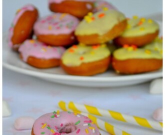 Mini donuts με πολύχρωμο γλάσο