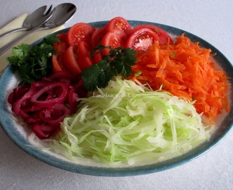 Ensalada de repollo con zanahoria, tomate y cebolla pochada