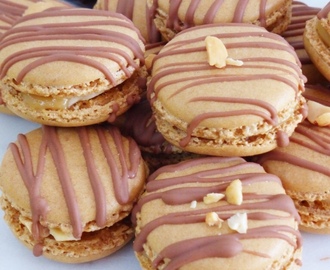Snickers macarons