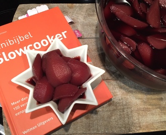 Gepocheerde peren in rode wijn uit het kookboek de Minibijbel Slowcooker + review