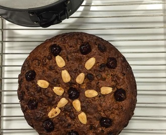 A Christmas Quickie! The Simplest Most Delicious Christmas Cake Baked With Some VZUG Magic!