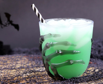 Simple Recipe for a Spooky Green Halloween Cocktail