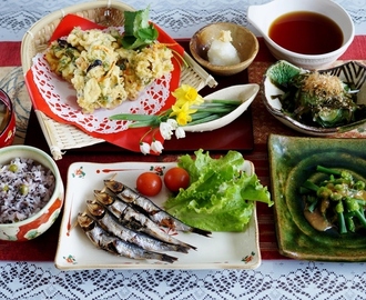 【続・日本の朝ご飯定食の「全貌」です♪】焼き魚はメザシ／茄子とMIX豆の天麩羅／野菜の味噌汁です♪