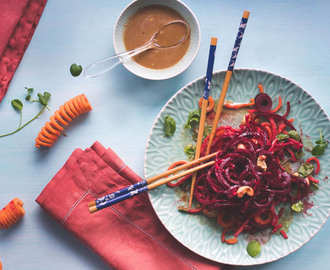 Asia-Salat aus Wurzelgemüse- und Süßkartoffelspiralen mit Sesam-Ingwer-Dessing