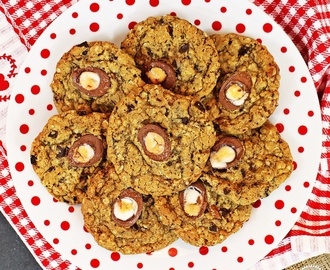 Easy Creme Egg Cookies – deliciously crispy & chewy!