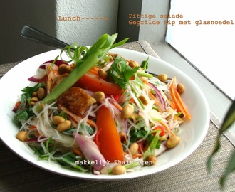 Maaltijd salade Yum Woon Sen ยำวุ้นเส้นไก่ย่าง