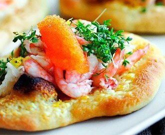 Små pizzor med skaldjur, löjrom & citronsmör