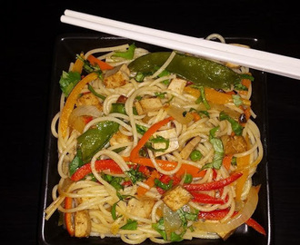 Salteado de Tofu e Legumes Orientais com Esparguete