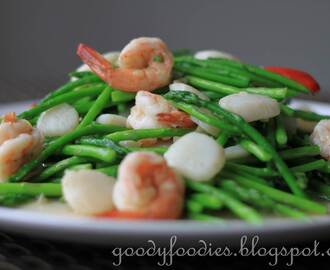 Recipe: Chinese stir fried baby asparagus with scallops and king prawns