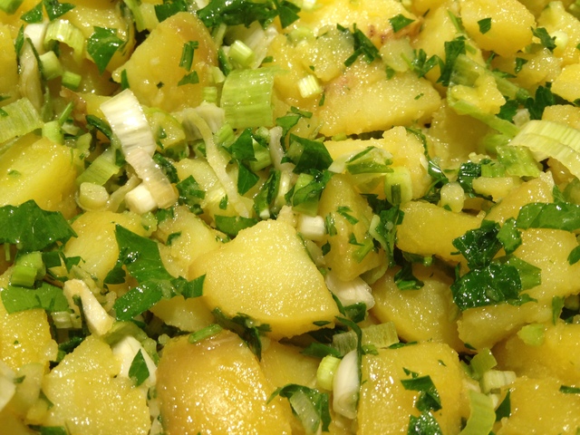 Salade de pommes de terre au persil et oignons nouveaux
