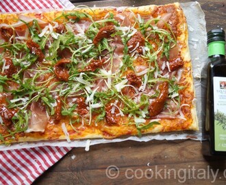 Blätterteig Pizza mit Parmaschinken und Rucola