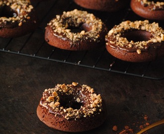 Donuts de chocolate con avellanas horneados