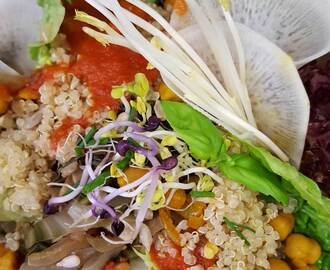Golden Quinoa Salat mit gerösteten Kurkuma-Kichererbsen – vegan