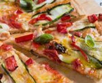 White spelt pizza with zucchini and peppers