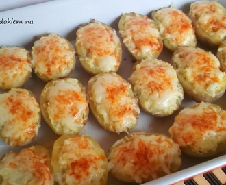 Ziemniaki faszerowane, mocno serowe, zapiekane w piekarniku.
