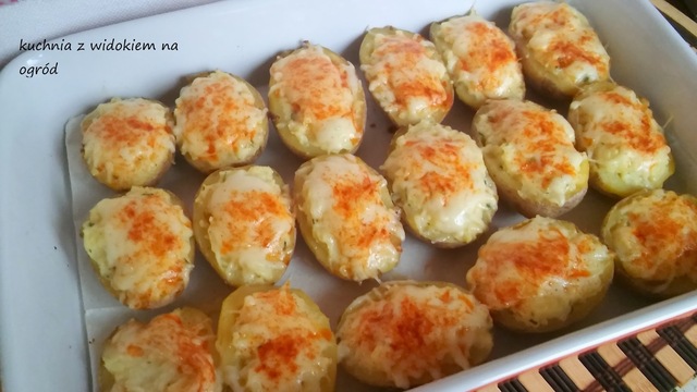 Ziemniaki faszerowane, mocno serowe, zapiekane w piekarniku.