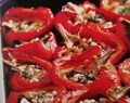 Ugnsbakad röd paprika med fetaost och pinjenötter