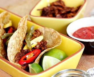 Tacos z szarpanym indykiem w sosie mole i marynowanymi papryczkami chili