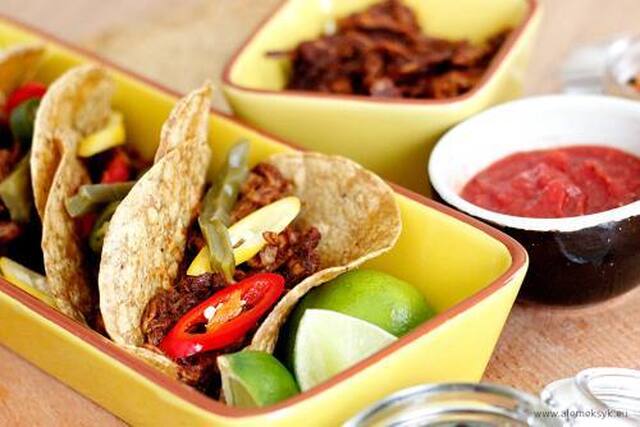 Tacos z szarpanym indykiem w sosie mole i marynowanymi papryczkami chili