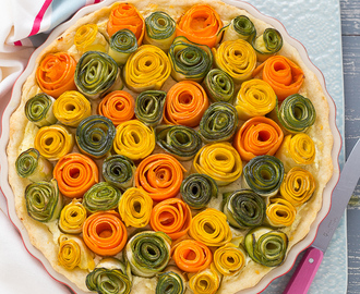 Torta salata con rose di verdure
