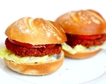 Recept: Vier Internationale Hamburgerdag met een vegan tomatenburger!