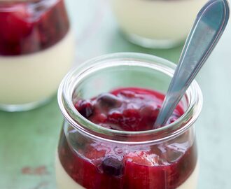Panna cotta in glaasjes met compote van zomerfruit– recept