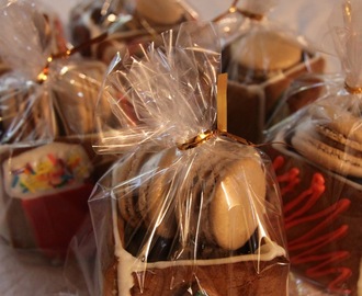 Christmas Gifts: Gingerbread boxes with macarons