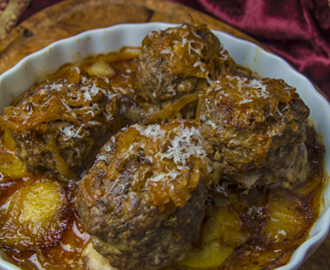 [griechisch] Tavas me keftedes ke kremidia – Fleischbällchen mit würzigen Kartoffeln aus dem Ofen