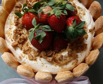 Ginger sponge cake with strawberries & cream